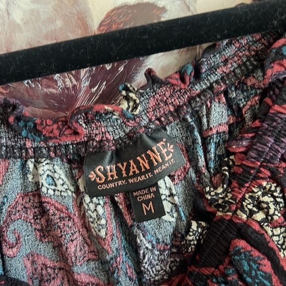 Shyanne • Black floral paisley cowgirl flowy cropped blouse - Picture 7 of 10